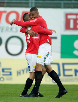 Kyle Konwea och Georgie Makdessi, jubel Assyriska
