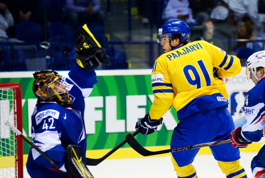 Magnus Pääjärvi, Sverige, ser pucken gå ovanför