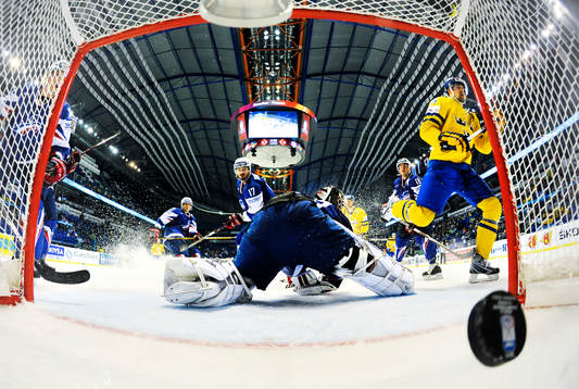Patrik Berglund, Sverige, gör 3-0 bakom Cristobal Huet,