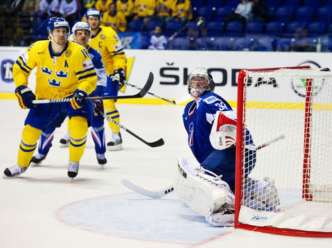 Patrik Berglund, Sverige, oroar framför Cristobal Huet,