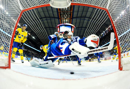 Robert Nilsson, Sverige, skjuter in 1-0 bakom Cristobal