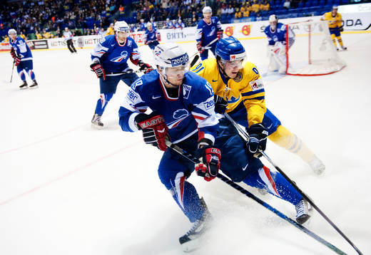 Loic Lamperier, Frankrike, i kamp om pucken med Magnus