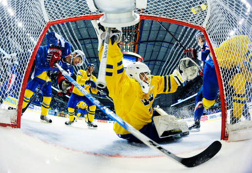 Rörigt framför Viktor Fasth, målvakt, Sverige