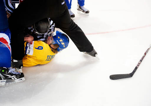 Mattias Tedenby, Sverige, hålls ned på isen