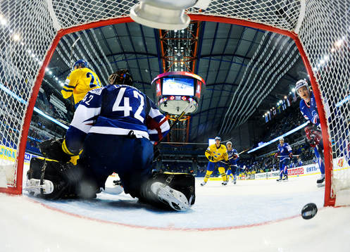 Staffan Kronwall, Sverige, gör 4-0 bakom Fabrice Lhenry,
