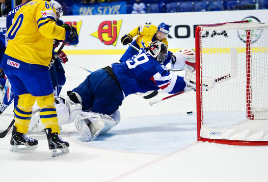 Robert Nilsson, Sverige, skjuter in 1-0 bakom Cristobal