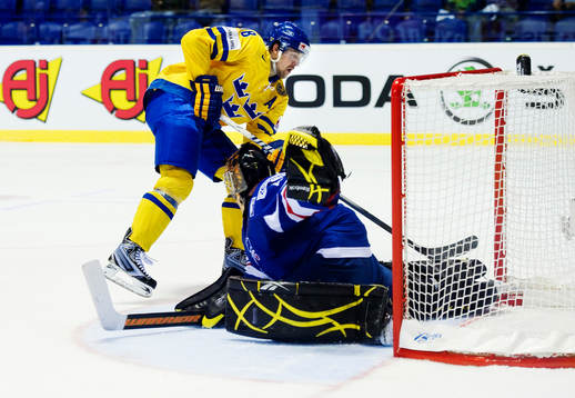 Patrik Berglund, Sverige, oroar framför Fabrice Lhenry,