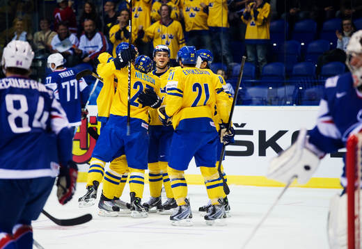 Robert Nilsson, Sverige, gratuleras till sitt 1-0-mål