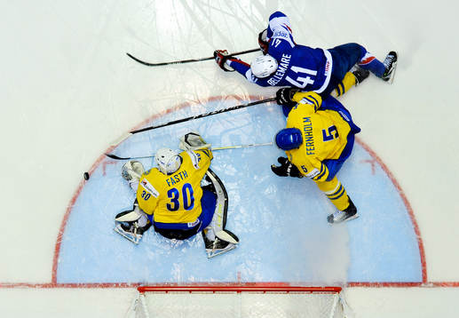 Viktor Fasth, målvakt, och Daniel Fernholm, Sverige, ser