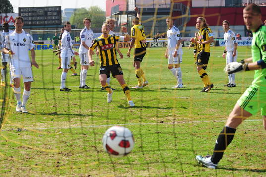 Rene Makondele gör 1-0 till Häcken Jubel Jonas Henriksson