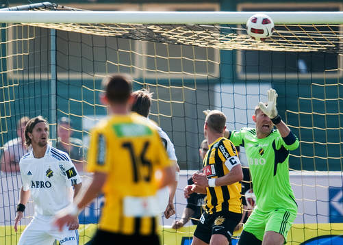 Ivan Turina, målvakt AIK, ser 2-0 segla in