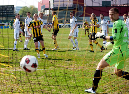 Rene Makondele, Häcken, gör 1-0, Ivan Turina, målvakt AIK