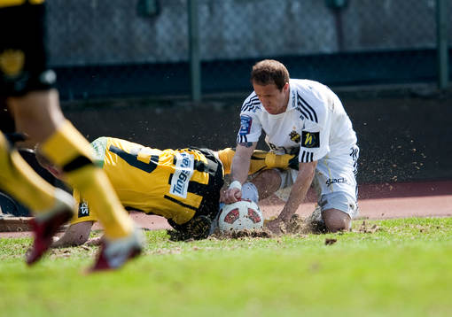Kenny Pavey, AIK, får sig en smäll av David Frölund,