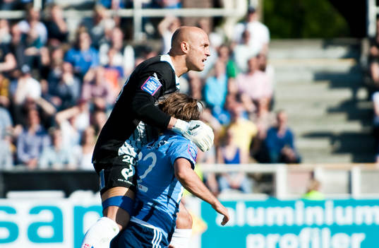 C.Nauzet Perez, målvakt Halmstad går fram och slår till