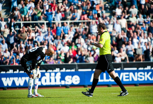 C.Nauzet Perez, målvakt Halmstad får rött kort, utvisning