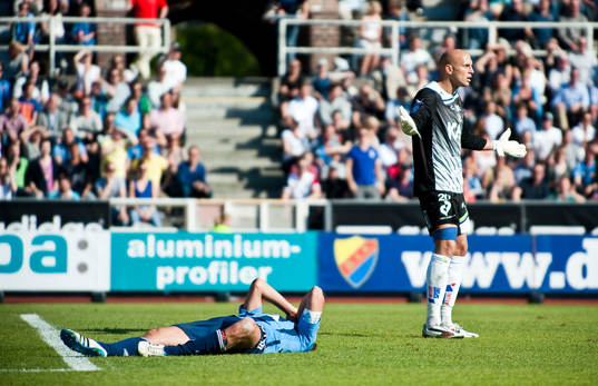 C.Nauzet Perez, målvakt Halmstad går fram och slår till