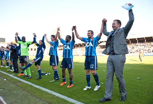 Magnus Pehrsson, tränare Djurgården tackar publiken