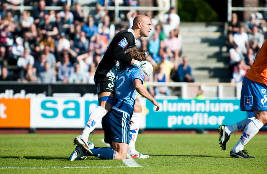 C.Nauzet Perez, målvakt Halmstad går fram och slår till