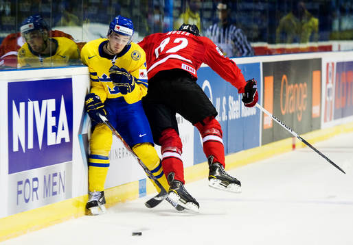 Tim Erixon, Sverige, blir tacklad av Simon Moser, Schweiz