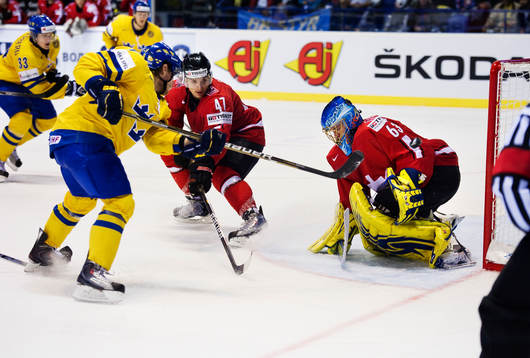 Mattias Tedenby, Sverige, skjuter mot Leonardo Genoni,