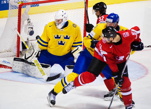 Viktor Fasth, målvakt, Sverige, räddar ett skott