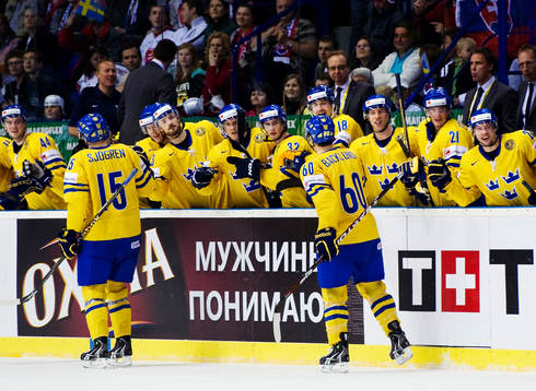 Mikael Backlund, Sverige, gratuleras till sitt 1-0-mål