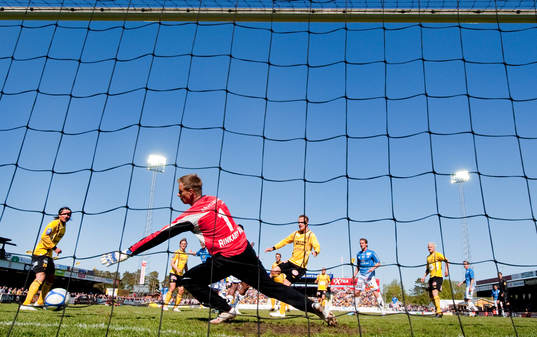 Mattias Asper, målvakt, Mjällby, ser bollen gå i mål