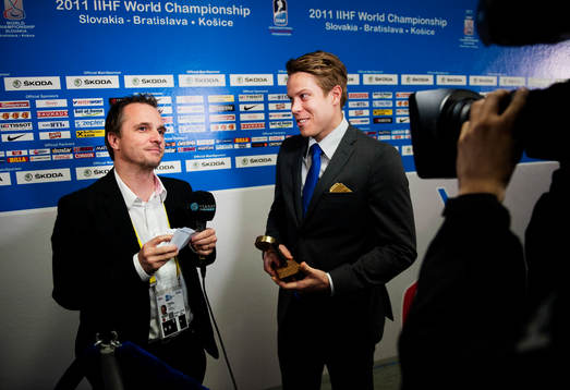 Magnus Nyström, Expressen, delar ut Guldpucken 2011 till