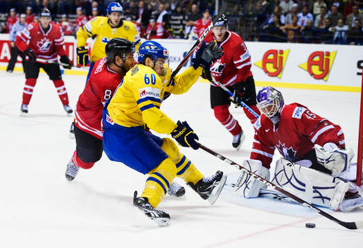 Brent Burns, Kanada, stoppar Mikael Backlund, Sverige,