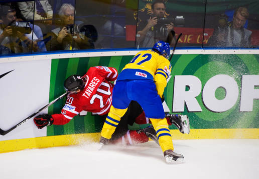 John Tavares, Kanada, blir tacklad av Jimmie Ericsson,
