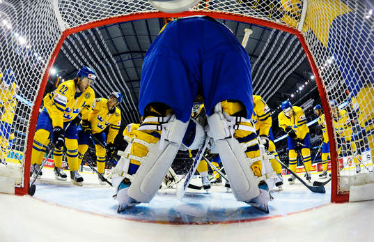 De svenska spelarna är samlade runt Erik Ersberg,