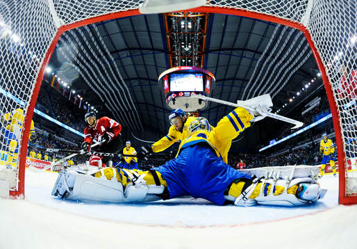 Jason Spezza, Kanada, har ett bra läge men Daniel Fernholm