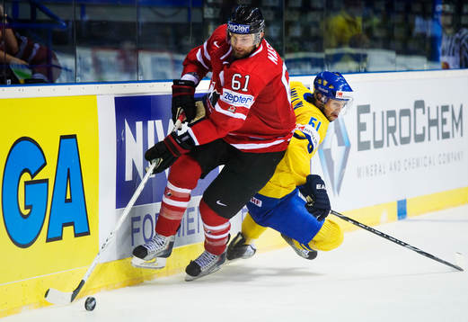 Rick Nash, Kanada, snurrar bort Rickard Wallin, Sverige