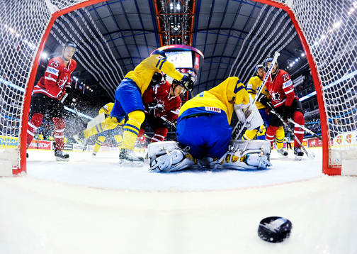 John Tavares, Kanada, gör 2-1 bakom Erik Ersberg,