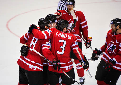 Brent Burns, Kanada, gratuleras till sitt 3-2-mål
