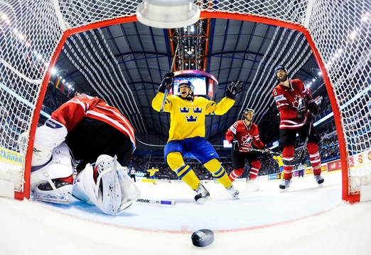 Jakob Silfverberg, Sverige, jublar när 2-2-pucken gått in