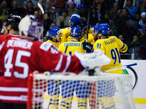 David Petrasek, Sverige, gratuleras till sitt 1-1-mål
