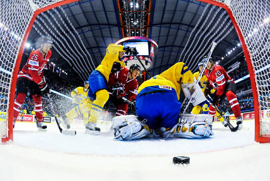 John Tavares, Kanada, gör 2-1 bakom Erik Ersberg,