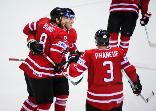 Brent Burns, Kanada, gratuleras till sitt 3-2-mål
