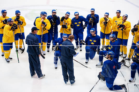 Pär Mårts, tränare, ger instruktioner till spelarna