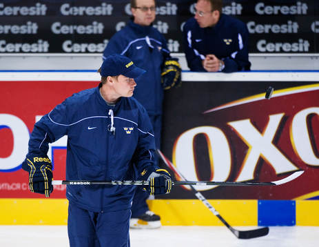 Roger Rönnberg, assisterande tränare, trixar med pucken