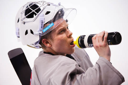 Viktor Fasth, målvakt, dricker vatten