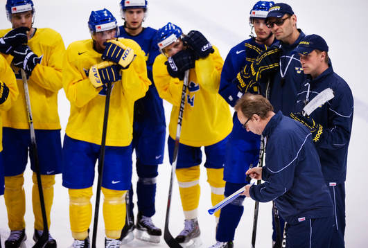 Pär Mårts, förbundskapten, ger instruktioner till