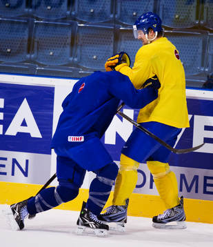 Mikael Backlund skojar med Patrik Berglund