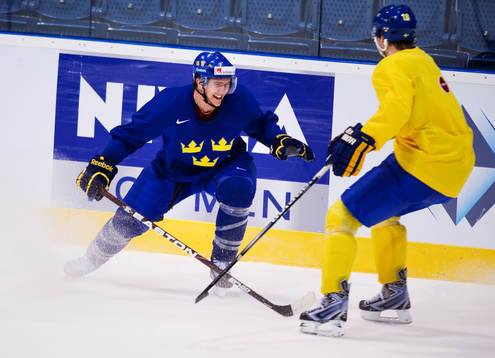 Mikael Backlund skojar med Patrik Berglund