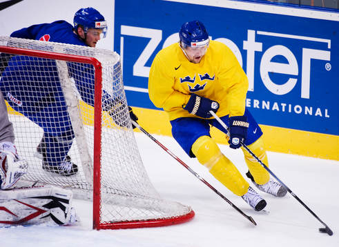 Patrik Berglund rundar målet