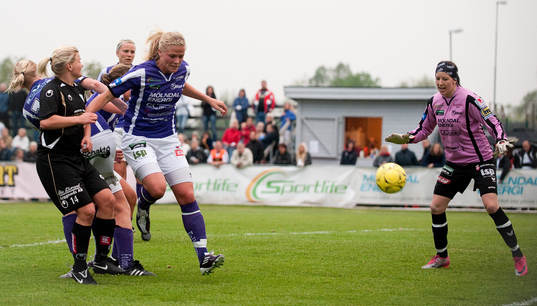 Johanna Algrens frispark går rakt i mål, 0-1 till