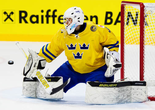 Viktor Fasth, målvakt, Sverige, räddar ett skott