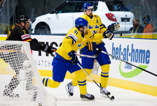 Magnus Pääjärvi och Patrik Berglund, Sverige, försöker