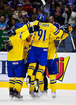 Magnus Pääjärvi kastar sig över en jublande Martin